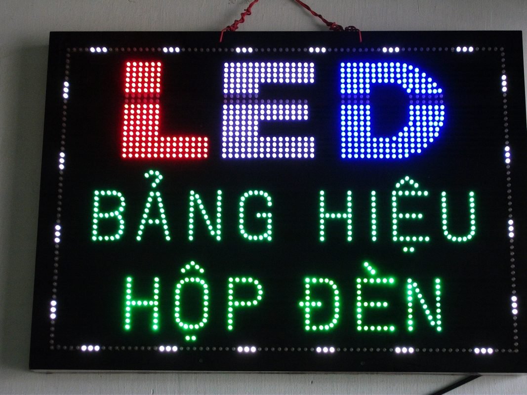Bảng hiệu đèn LED đứng