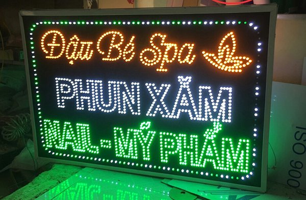 Bảng hiệu đèn LED đứng