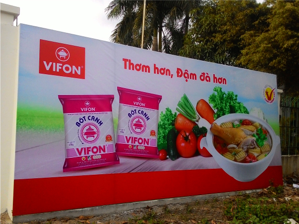 Cách sử dụng bảng hiệu in UV để thu hút khách hàng tiềm năng